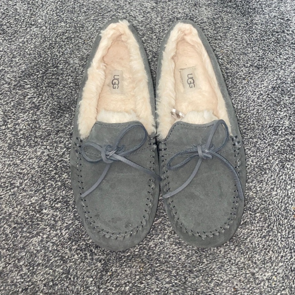 UGG Men’s moccasin slipper size 8